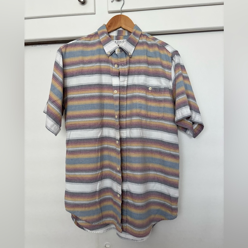 Men’s Ezekiel Short Sleeve Button Down size Medium